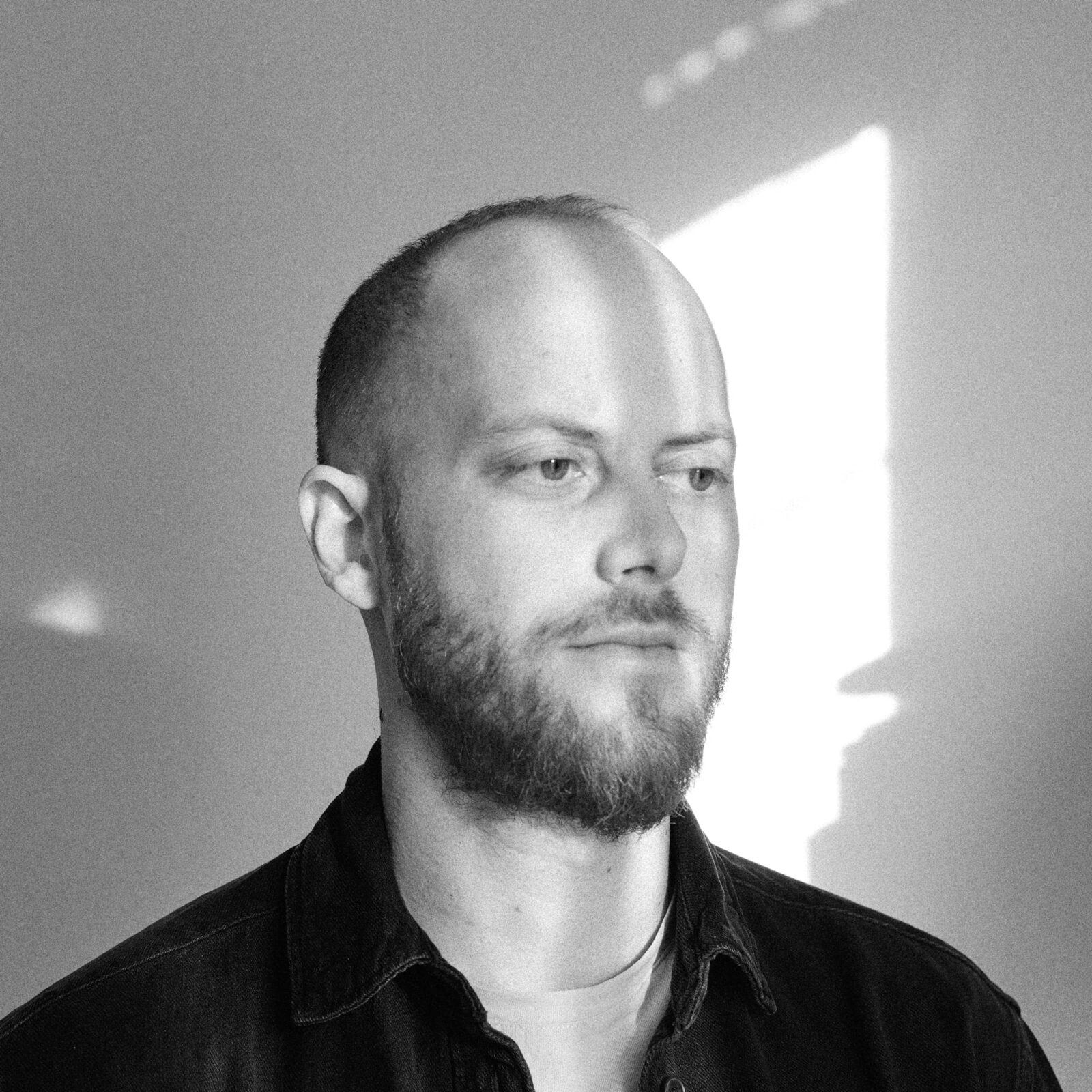 A fotó-portré-talány-tárlatvezetés Regős Benedek vizuális művésszel és fotográfussal