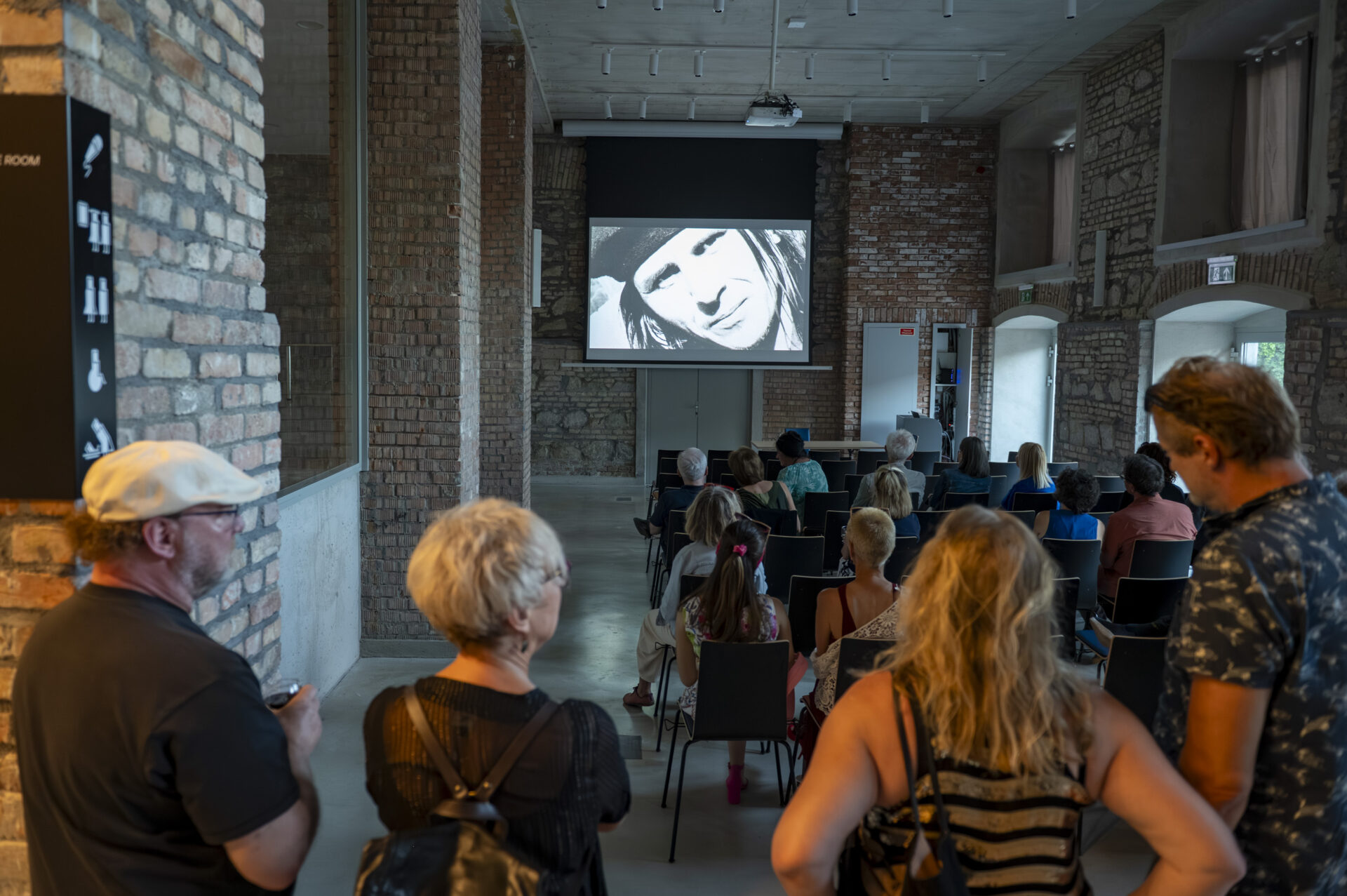 A Merkúr pereme I Tárlatvezetés a művészekkel és Lois Viktor portréfilmjének vetítése