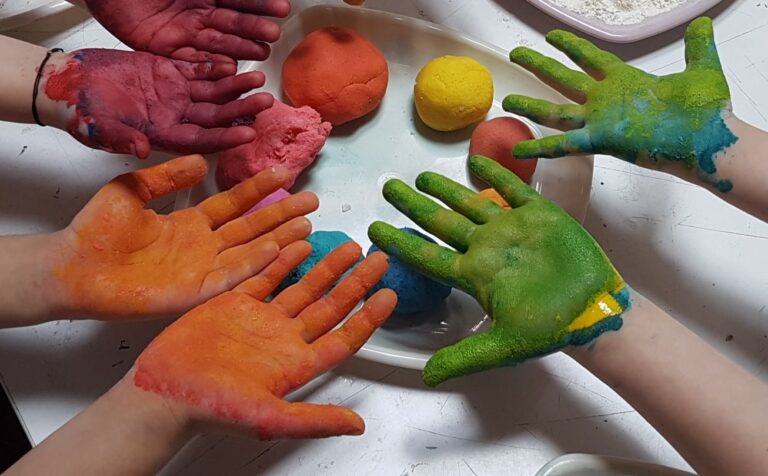 Kiemelt kép a GYEREKKÉZZEL I Gyereknap a Múzeumban című publikációhoz